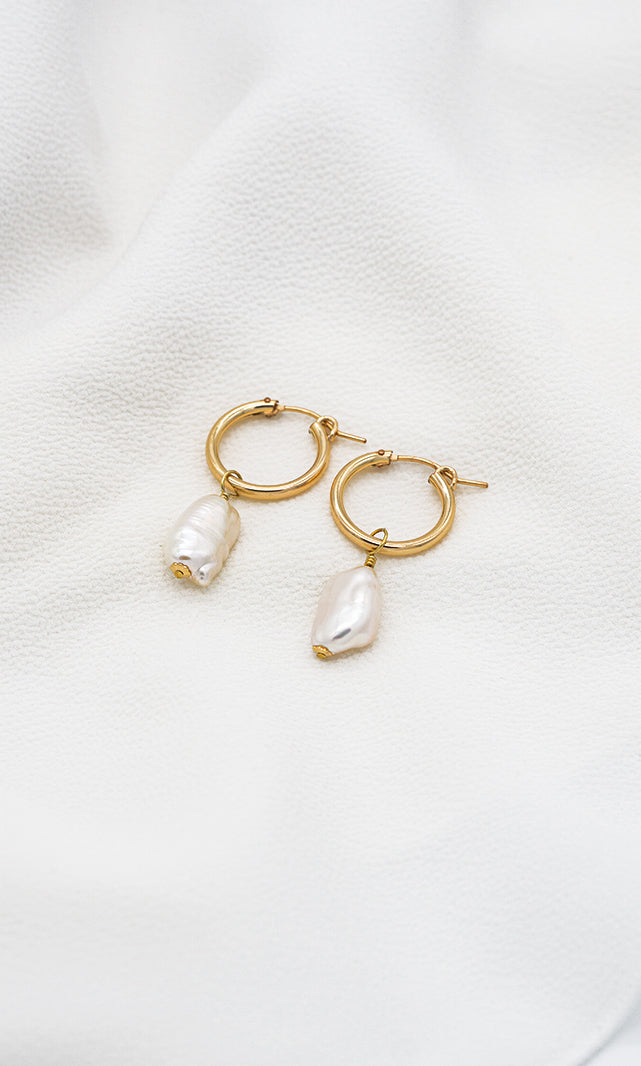 Biwa Perlen Creolen Ava auf seidenem Stoff präsentiert - SimplyO