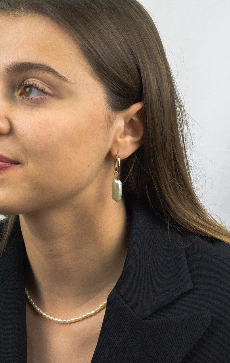 Biwa Perlen Creolen Ava im modernen Tragebild - SimplyO