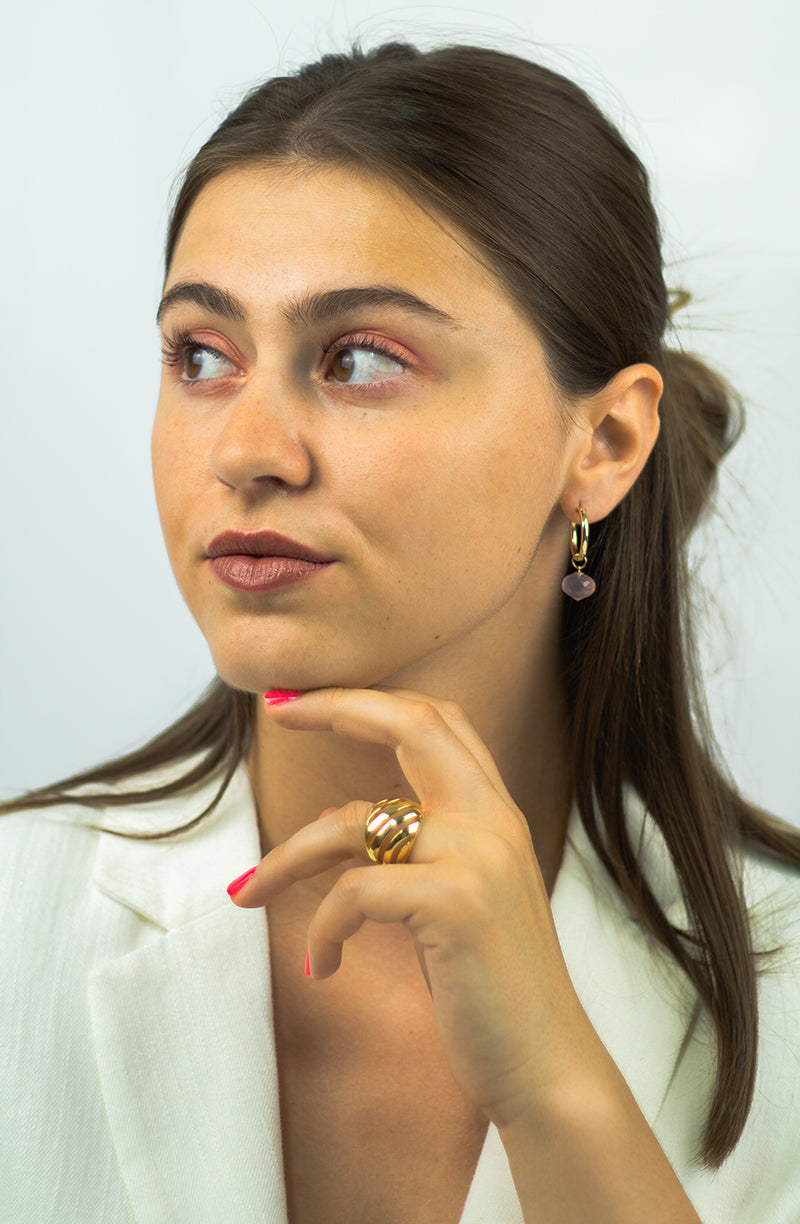 Goldcreolen mit Rosenquarz-Anhängern getragen zu einem hellen eleganten Look