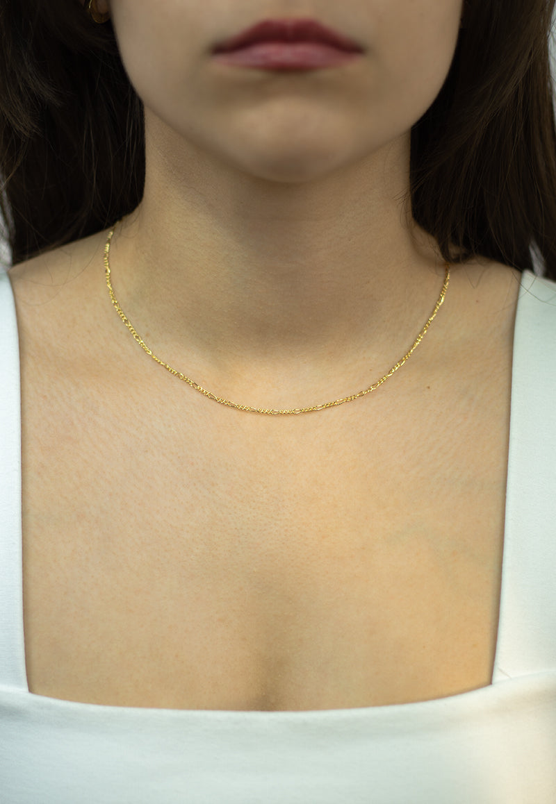 Feine Figaro Halskette aus 14k Gold Filled am Hals getragen – minimalistischer Goldschmuck für Alltag und Layering - SimplyO