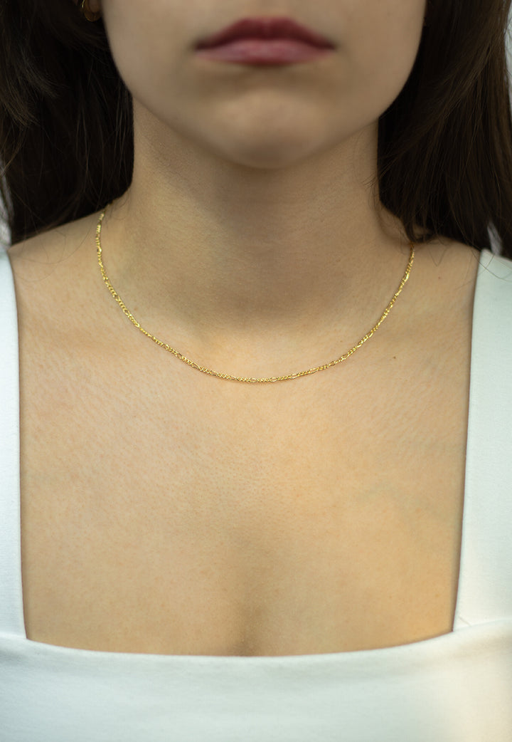 Feine Figaro Halskette aus 14k Gold Filled am Hals getragen – minimalistischer Goldschmuck für Alltag und Layering - SimplyO
